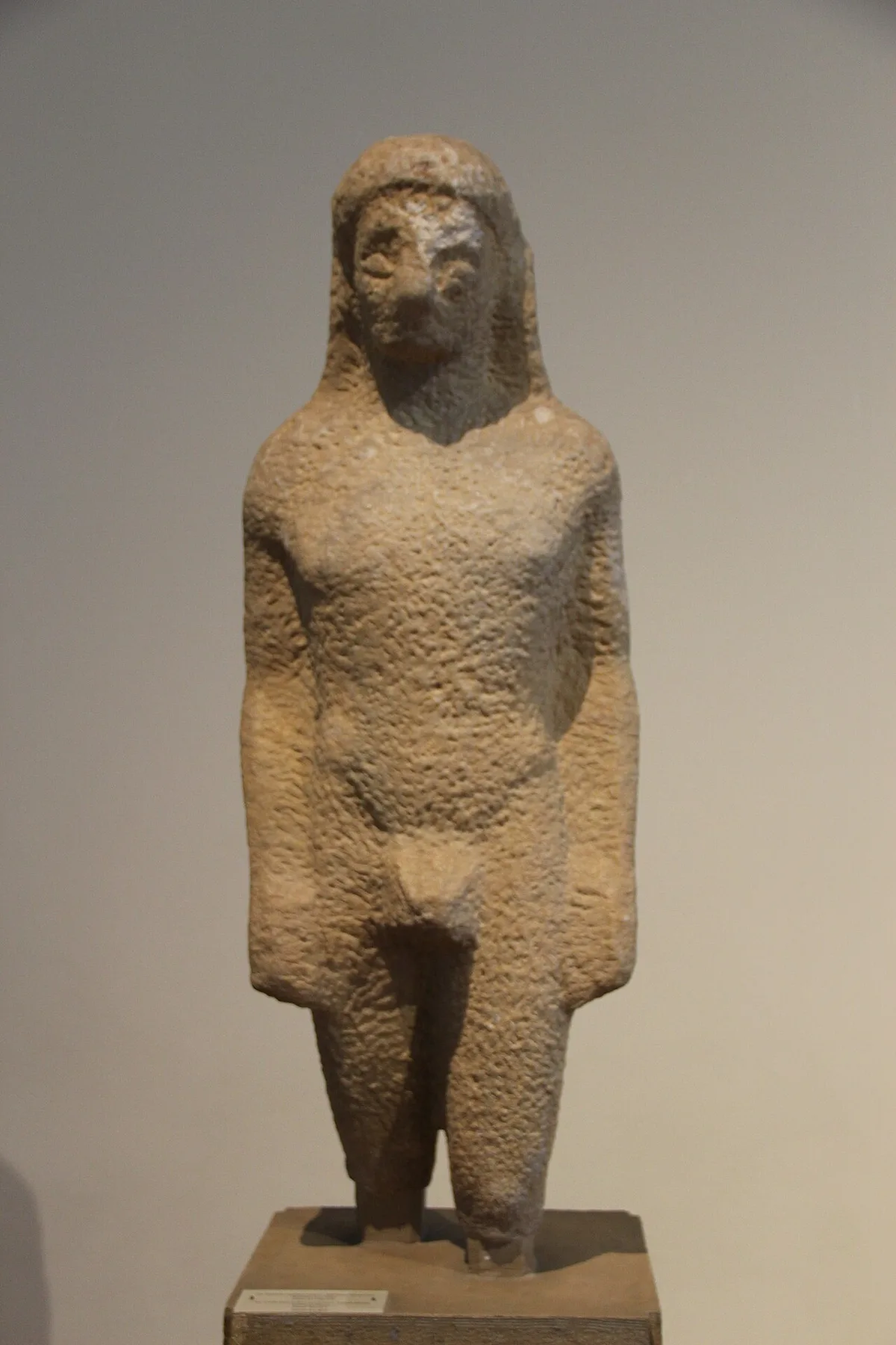 Torse de kouros grec en marbre, encore rugueux et à peine dégagé du bloc.