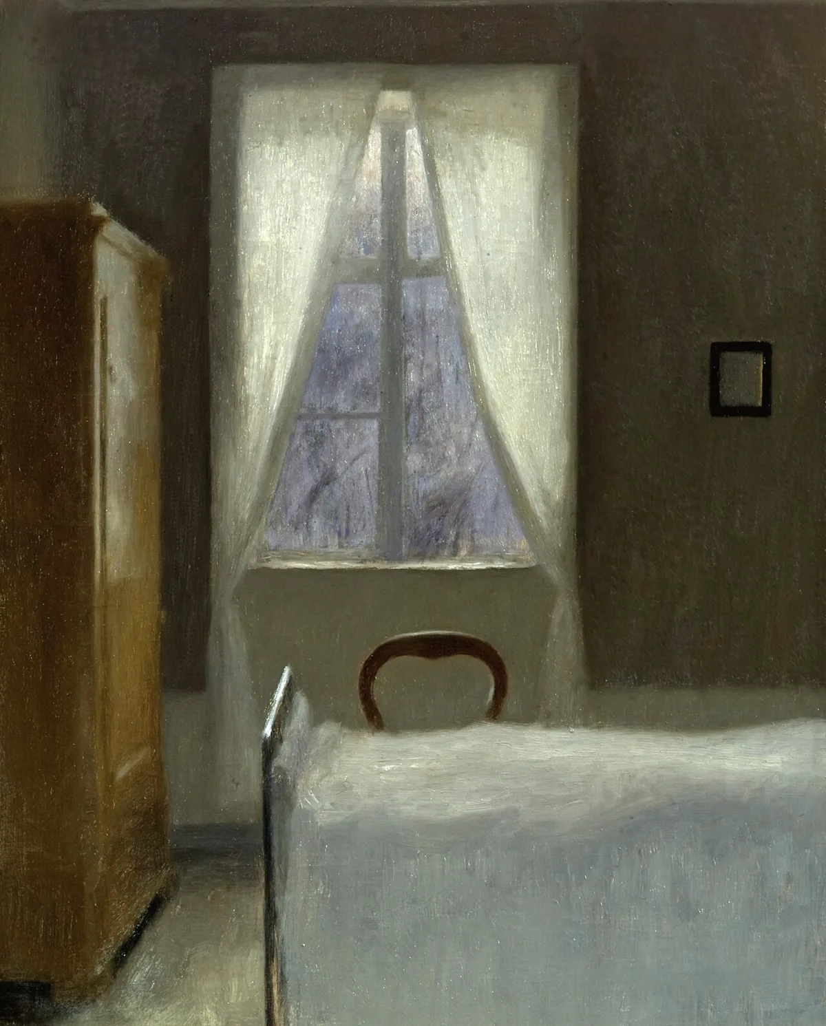 Un intérieur peint par Vilhelm Hammershøi : une pièce presque vide, une chaise devant une fenêtre, dans des gris et des verts sourds.