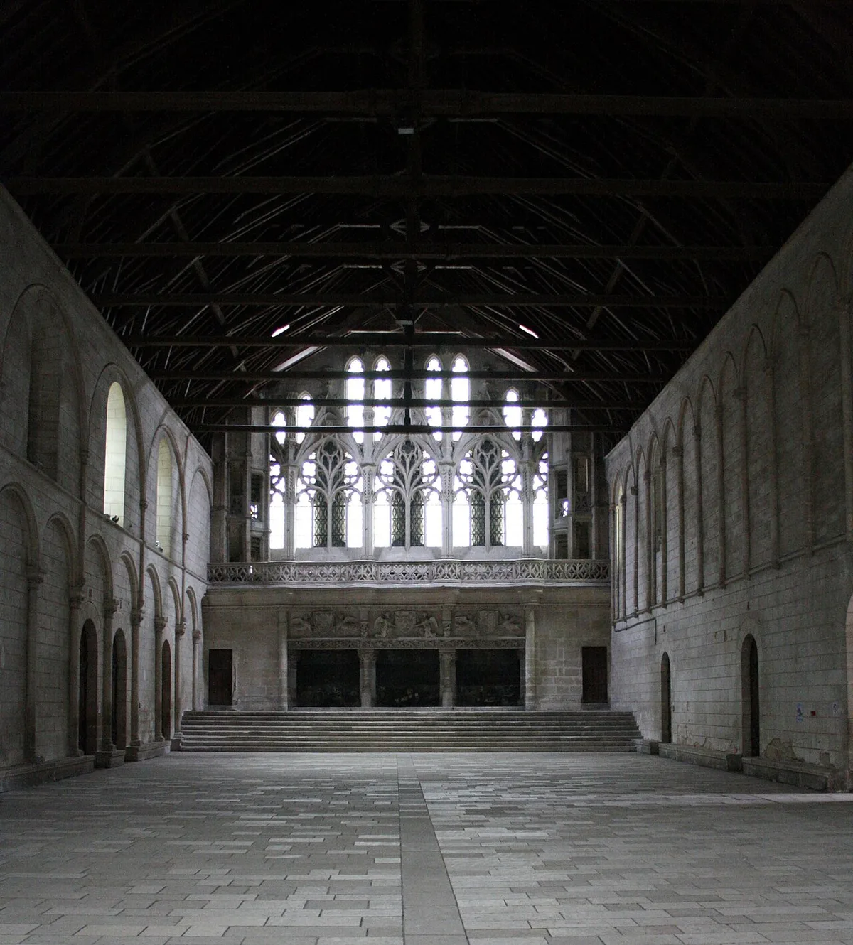 La salle des pas perdus du palais de justice de Poitiers : une vaste salle gothique vide sous une charpente de bois.